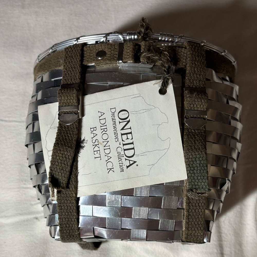 NWT Oneida Silver Woven Metal Basket with Olive Straps